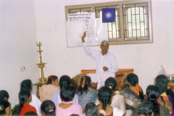 55-guruji-explaining-about-meditation